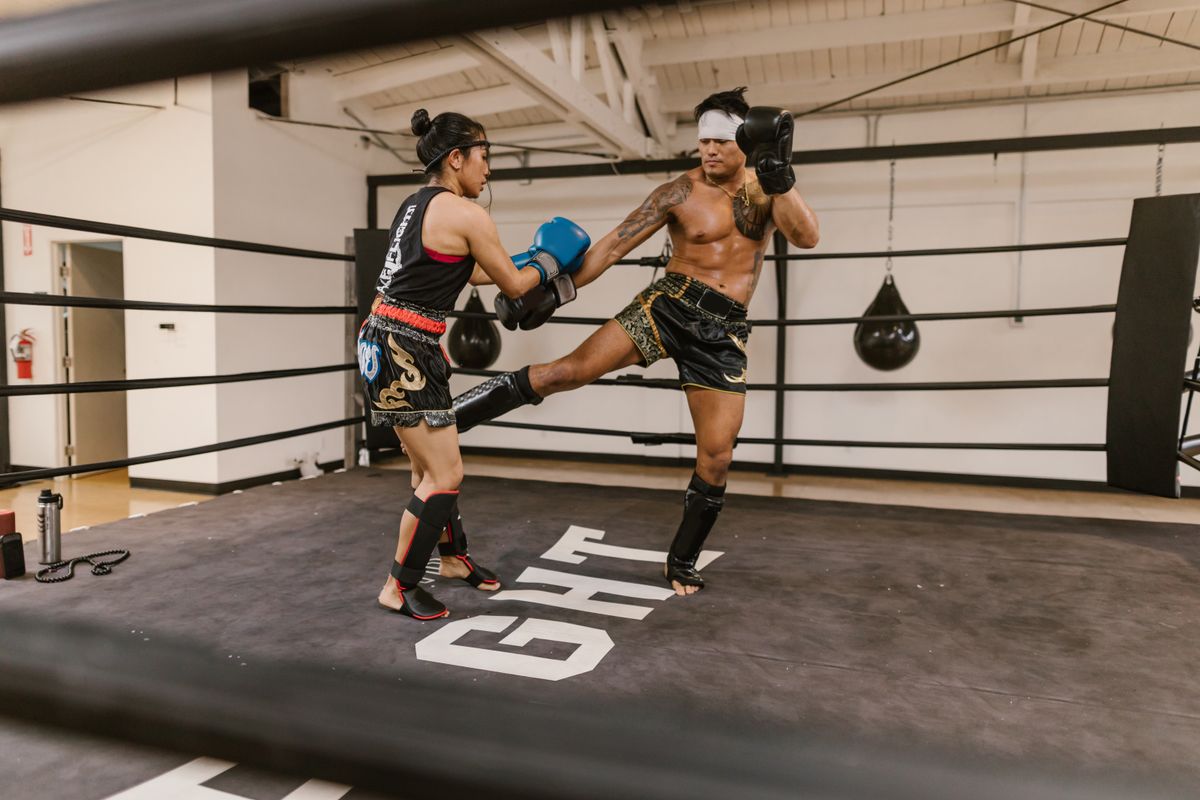 Zwei Kampfsportler beim Sparring im Boxgym